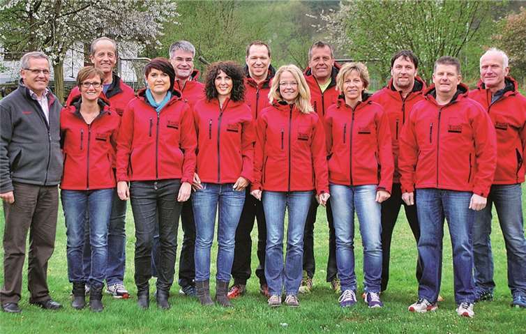 Hönningen. Mit einer großzügigen Spende unterstützt die Winzergenossenschaft Mayschoß-Altenahr den Lauftreff Hönningen bei der Beschaffung von wetterfesten Jacken. Rudolf Mies (l.) - Geschäftsführer der Winzergenossenschaft - übergab die Jacken persönlich. Dabei dankte der Lauftreff nochmals Rudolf Mies für die seit Jahren gewährte Unterstützung beim Volkslauf und bei der Beschaffung von Trikots für den Lauftreff.privat