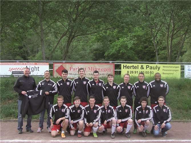 Hönningen. Seit Jahren schon fördert Ralf Minwegen immer wieder den SV Hönningen und die SG Ahrtal. Auch in diesem Jahr überreichte er kürzlich der A-Jugend der SG Ahrtal einen neuen Satz Trainingsjacken, die diese mit Freude entgegennahmen. Die A-Jugend beendete eine sehr erfolgreiche Saison mit einem 2. Platz in der Kreisliga.privat