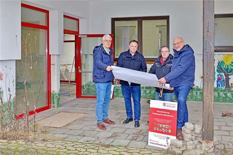 Sanierungsbeginn des Kindergartens „Wibbelstätz“ Hönningens Ortsbürgermeister Jürgen Schwarzmann (re.) freut sich, dass demnächst die Sanierung des flutbeschädigten Kindergartens „Wibbelstätz“ beginnt. Foto: Thorsten Trütgen / VG Altenahr