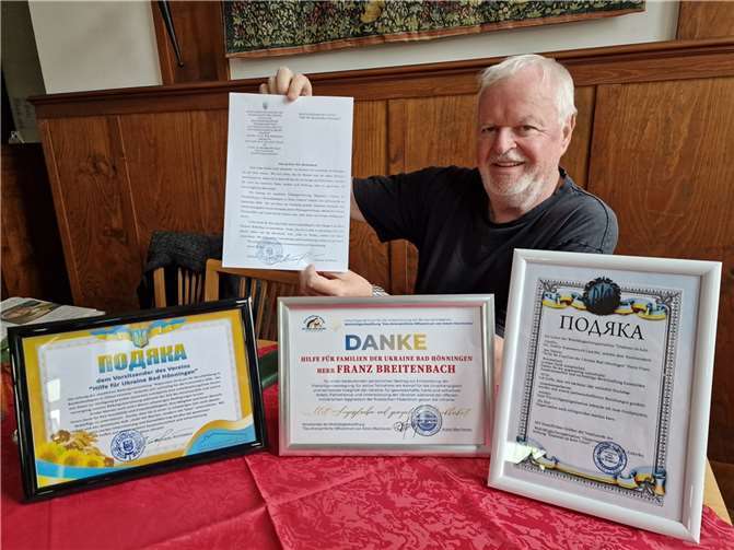 Hönninger Hilfe kommt an:Franz Breitenbach mit Dankesschreiben und -urkundender lokalen ukrainischen Hilfsorganisationen und Behörden. Fotos: AWi