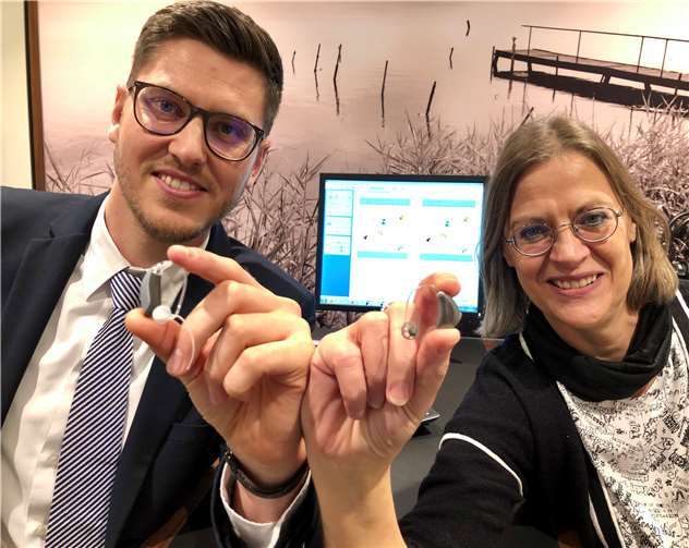 Hörakustikermeister Johannes Hamann und Fielmann-Niederlassungsleiterin Ursula Jung zeigen winzige Hörsysteme der neuen Akustikabteilung in Neuwied. Foto: ToP