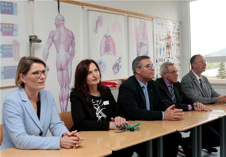 Hören inetressiert dem Referat über Diabetes zu: (V.l.) Dr. Stefanie Hubigin, Rektorin Monika Schüller-Diewald, Kreisbeigeordneter Horst Gies, Stadtbeigeordneter Peter Nett und Regierungsschulrat Ralf Gross. SES