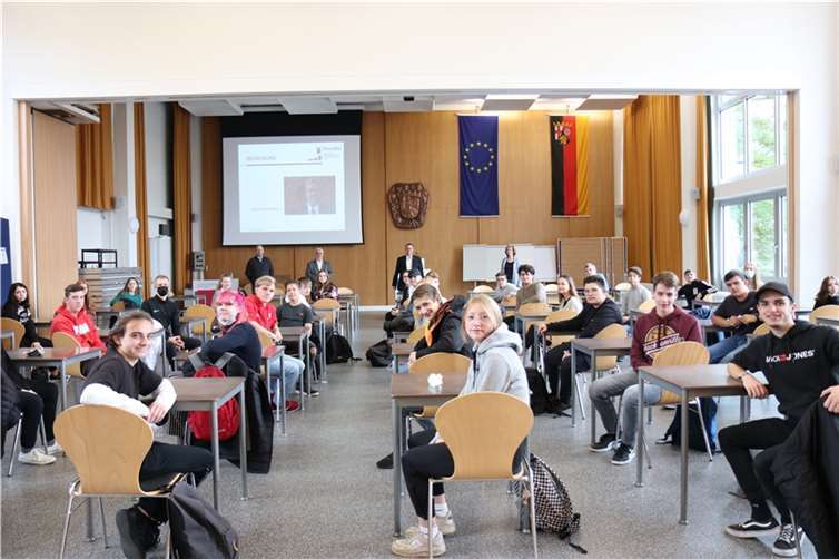 Hörsaal statt Klassenraum – Schülerinnen und Schüler der Realschule plus Kaisersesch besuchen die Hochschule für öffentliche Verwaltung (HöV) in Mayen.Quelle: FOS Kaisersesch