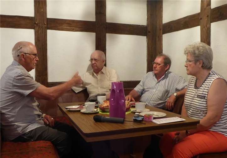 Hörsystemeträger haben die Gelegenheit, sich im Kreis von Gleichbetroffenen auszutauschen.privat