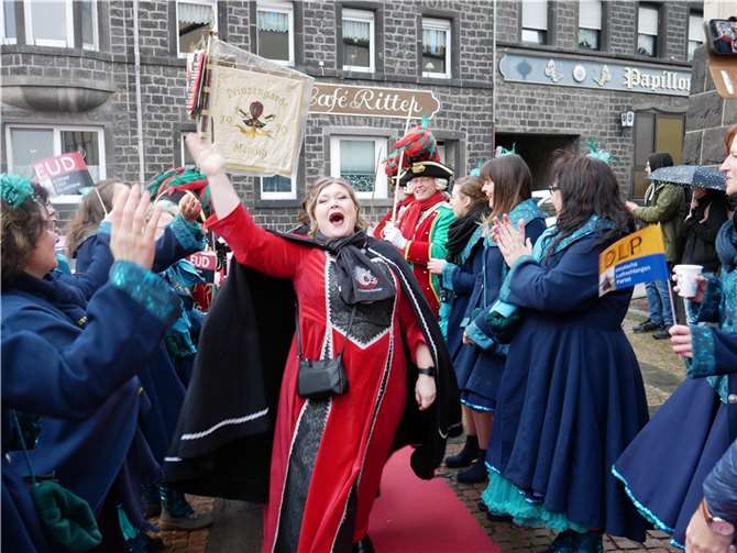 Hofdame Denise – Owemennijer Möhn von (L)ach & Krach genoss sichtlich das Bad in der Menge.