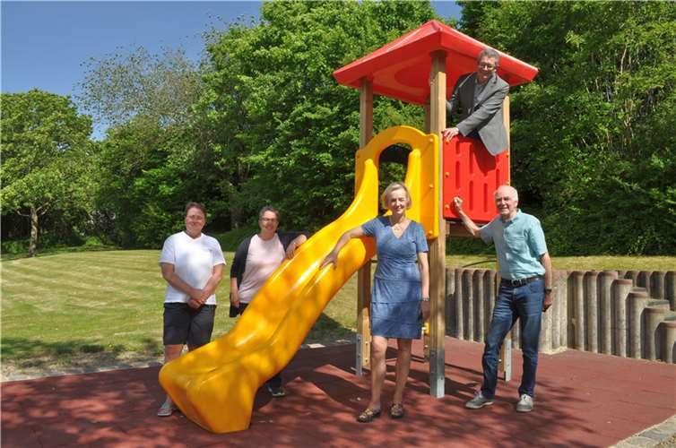 Hoffen auf eine sonnige Schwimmbadsaison mit neuem Kletterturm, von links: Elvira Wiedemann vom Team des Hallenfreizeitbades, Silvia Klemmer, Leiterin des städtischen Fachbereichs Bildung, Kultur und Sport, Ariane Stech und Reinhold Poloczek vom Förderverein sowie der Erste Beigeordnete Hans Dieter Wirtz (oben). Foto: Stadt Meckenheim
