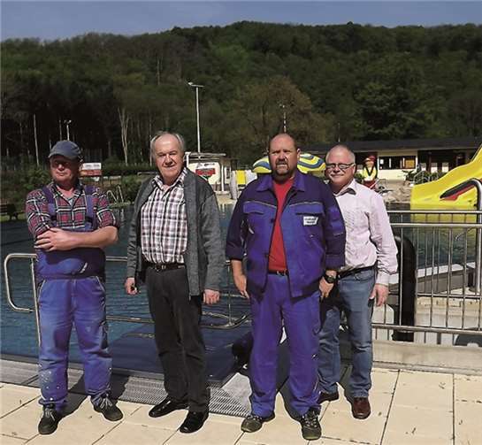 Hoffen auf schönes Wetter nach der Eröffnung des Bades am Samstag, 10. Mai (v.l.): Schwimmmeistergehilfe Michael Eisenheim, 1. Beigeordneter Bernhard Wiemer, Schwimmmeister Michael Woischwill und Werkleiter Klaus Kux.privat