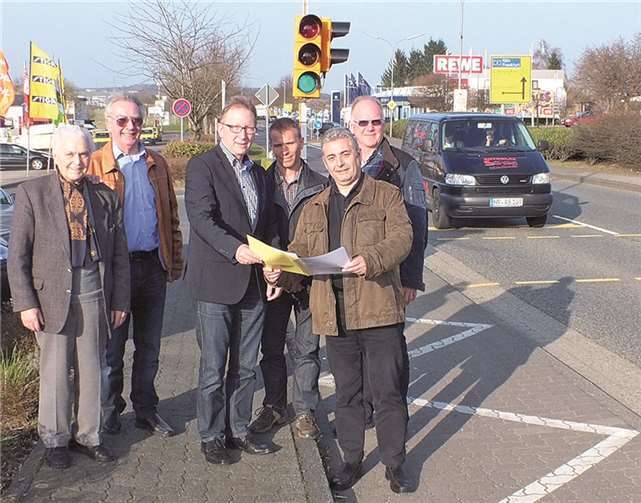 Hoffen, dass die Ampeln für die Ortsumgehung Straßenhaus bald auf grün stehen: Erwin Rüddel (Mitte) und die CDU-Vertreter (v.li.): Reinhold Müller, Gerhard Hilburger, Sven Bühnert, Udo Neitzert und Jürgen Mertgen aus Straßenhaus. privat