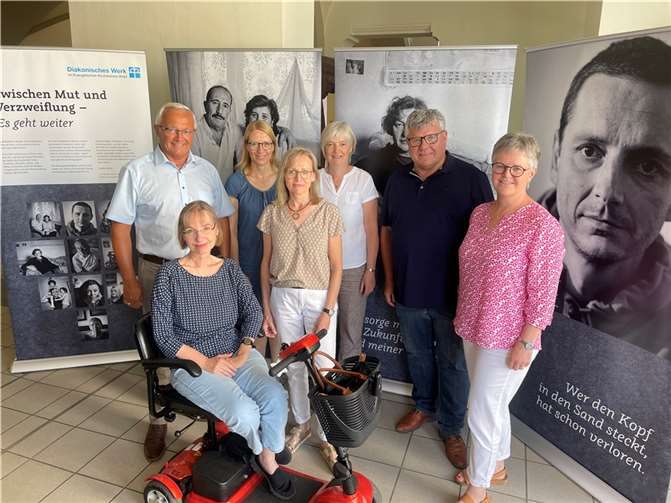 Hoffen, dass die Ausstellung im Kreishaus mithilft, Vorurteile und Unwissen rund um das Thema Verschuldung abzubauen: (von links) Landrat Achim Hallerbach, Diakonie-Pfarrerin Renate Schäning, die Schuldner- und Insolvenzberaterinnen Silke Frank, Dorothee Meßmann und Simone Binz, Kreis-Beigeordneter Michael Mahlert und Kreis-Sozialabteilungsleiterin Agnes Ulrich.  Foto: Kreisverwaltung Neuwied / Ulf Steffenfauseweh