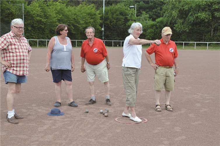 Hoffentlich fliegt die Kugel dicht an das „Schweinchen“ heran.Weigert