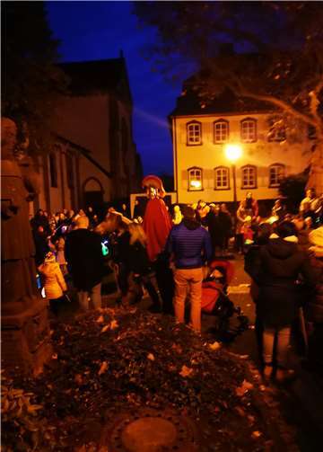 Hoffentlich im nächsten Jahr wieder möglich: Vor der malerischen Kulisse des Walpotplatzes versammeln sich alljährlich die Zugteilnehmer. Zwei Musikkapellen begleiten den Martinszug durch die Straßen Bassenheims bis hin zum Feuer. Quelle: Heimatverein Bassenheim e.V.