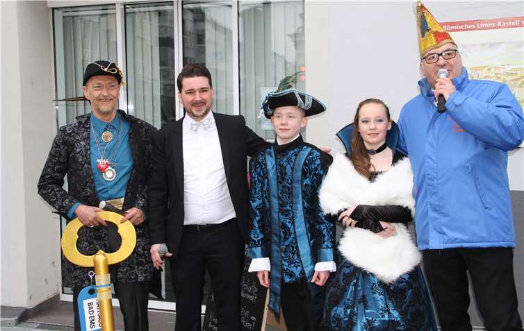 Mit „Wischmopp“ zur Wehr gesetzt! Hofkanzler Frank Spiegel, Stadtchef Oliver Krügel, Prinz Jerome I., Prinzessin Lena I., Frank Ackermann Präsident der EKG. Fotos: MFU
