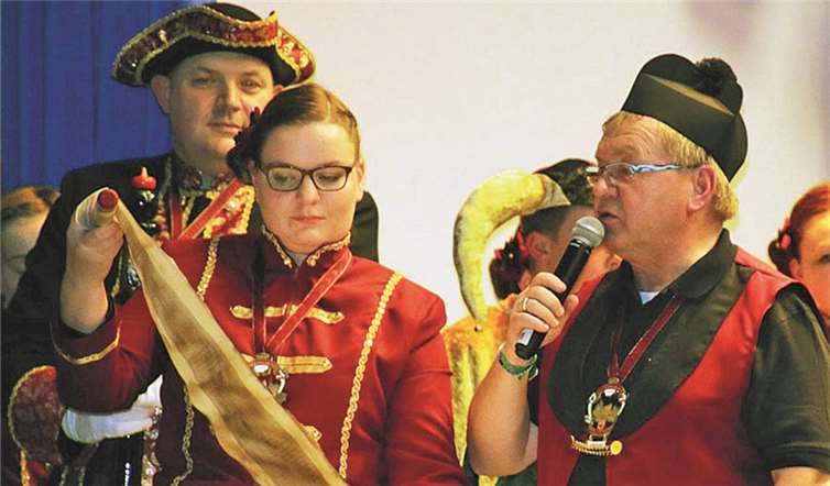 Hofkaplan Ralf Johannes von Rhens am Rhein d.P.v.u. - alias Pastor Ralf Birkenheier- gibt die elf Gebote bekannt. SF