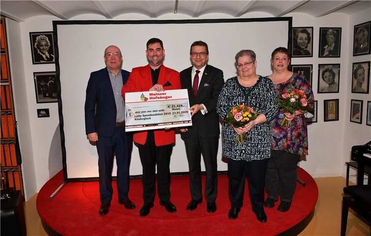 Hofsänger-Kapitän Christoph Clemens (2. v. li.) überreichte einen Scheck von über 31.000 Euro für die Initiative „Kinderglück“ an Lotto-Geschäftsführer Jürgen Häfner (Mi.) und Magnus Schneider (li.), Vorstandsvorsitzender der Lotto Rheinland-Pfalz–Stiftung. Inge Foehr (2. v. re.) und Alexandra Foehr (re.) organisieren seit Jahren die Sammelaktionen während der Hofsänger-KonzerteFoto: Seydel
