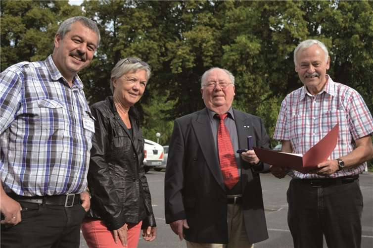 Hohe Auszeichnung: Josef Degen, die Stimme der Arbeiterwohlfahrt im Brohltal, bekam die Goldene Ehrennadel überreicht.privat