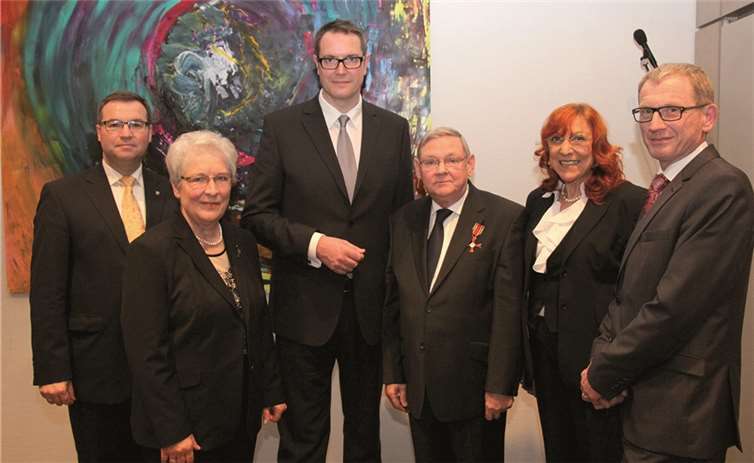 Hohe Auszeichnung: (V.l.) MdL Horst Gies, dessen Ehefrau Ingrid, Sozialminister Alexander Schweitzer, Rudi Frick, MdL Petra Elsner und Bürgermeister Guido Orthen.  MSAGD
