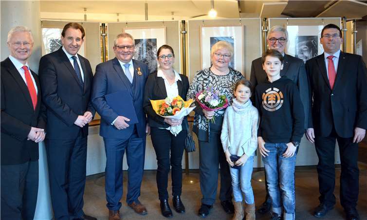 Hohe Auszeichnung für zwei ehrenamtlich engagierte Bürger aus dem Rhein-Lahn-Kreis. Unser Bild zeigt von links: Landrat Frank Puchtler, Matthias Lammert (Mitglied des Landtages), die beiden mit der Verdienstmedaille ausgezeichneten Johannes Lauer (mit Gattin Gabi) und Irene Schranz (mit Enkeln) sowie Innenminister Roger Lewentz und Jörg Denninghoff (Mitglied des Landtages). Foto: Uwe Rindsfüßer
