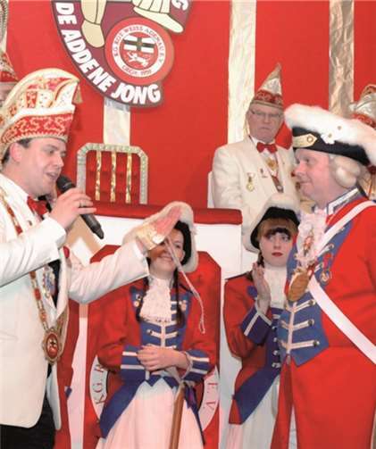 Hohe Ehre für Christoph Frevel: Der langjährige Kommandant der Brohler Prinzengarde erhielt mit der Verdienstmedaille in Silber eine der höchsten Auszeichnungen, die die KG Adenau zu vergeben hat. UM