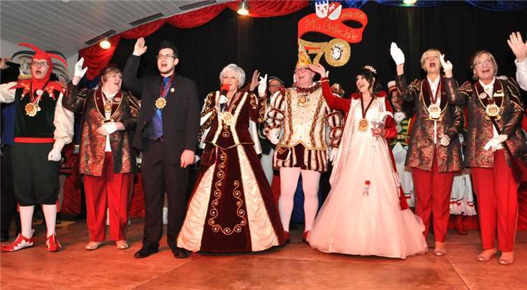 Hohe Gäste: Das Mayener Prinzenpaar Guido I. und Elisabeth I. (Syré) mit Gefolge und Korporationen.