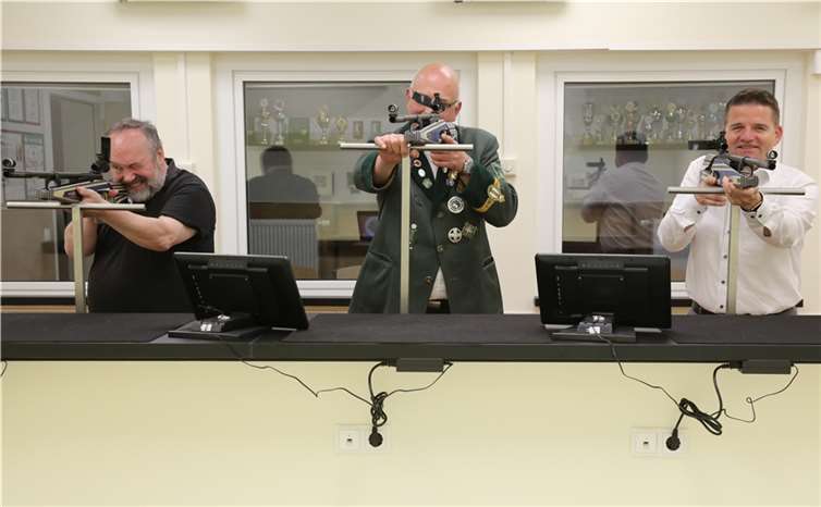 Hohe Konzentration bei Pfarrer Franz-Josef Steffel, Präsident Matthias Klemmer und Bürgermeister Holger Jung beim Eröffnungsschießen.