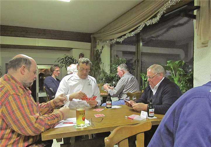 Hohe Konzentration beim sechsten Skat-Turnier des SPD-OV Sankt Sebastian. privat