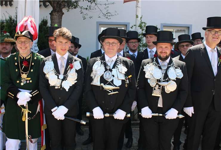 Hoheitliche Aufstellung zum Ehrenschießen mit Parade, von links Hauptmann Jürgen Knieps, Ben Mombauer (König Aloisius-Jugend), Jürgen Schmitz (König Bürgerschützen) und Christoph Eudenbach (König Junggesellen-Schützen). Fotos: DU
