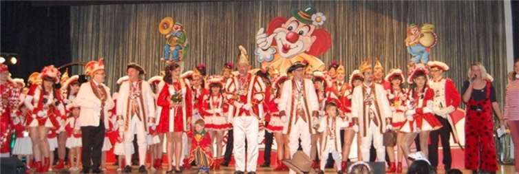 Hoher Besuch: Das Prinzenpaar und sein Hofstaat boten ein prächtiges Bild auf der Bühne. privat