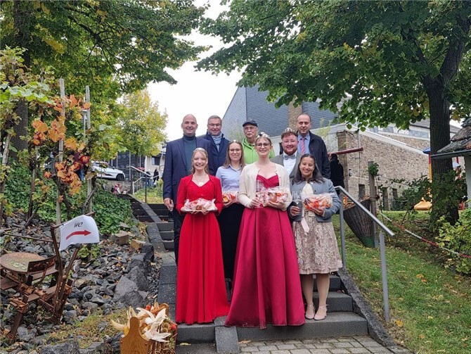 Hoher Besuch auf dem Oberzissener Weinfest (oben von links nach rechts): Christoph Bürger, Horst Gies, 1. Vorsitzende Hubert Harzen und Johannes Bell.(unten von links nach rechts): Hannah School, Katharina Bongart, Amelie Doll, Felix Lüdenbach und Michelle Spiller. Foto: POE
