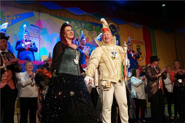 Hoher Besuch aus Höhr-Grenzhausen betrat die Bühne der Bendorfer Narrenzunft: Prinz Milo I. und Prinzessin Cosima I. und wurden herzlich begrüßt.