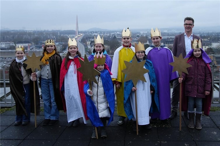 Hoher Besuch bei der Stadtverwaltung: Bürgermeister Peter Jung begrüßte neun junge Sternsinger im Neuwieder Rathaus.  Foto: Felix Banaski