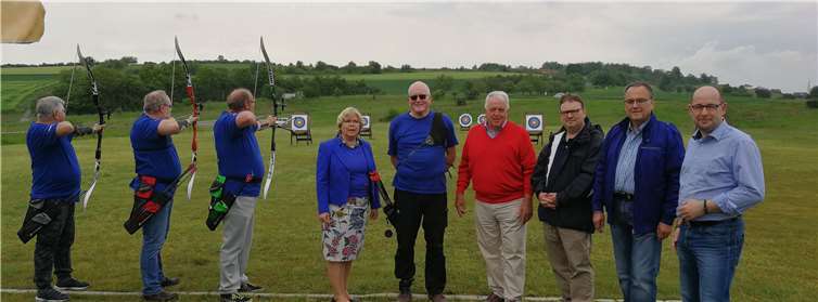 Hoher Besuch beim Tag der offenen Tür (von links): Gabriele Hermann-Lersch (Stadtbürgermeisterin von Bad Breisig), Dieter Jobelius (Abteilungsleiter Bogensport, für alle teilnehmenden Vereine), Guido Ernst (Vorsitzender der SG Bad Breisig), Michael R. Schäfer (Ortsbürgermeister Brohl-Lützing), Bernd Weidenbach (Bürgermeister der Verbandsgemeinde) und Guido Reuter.Foto: privat