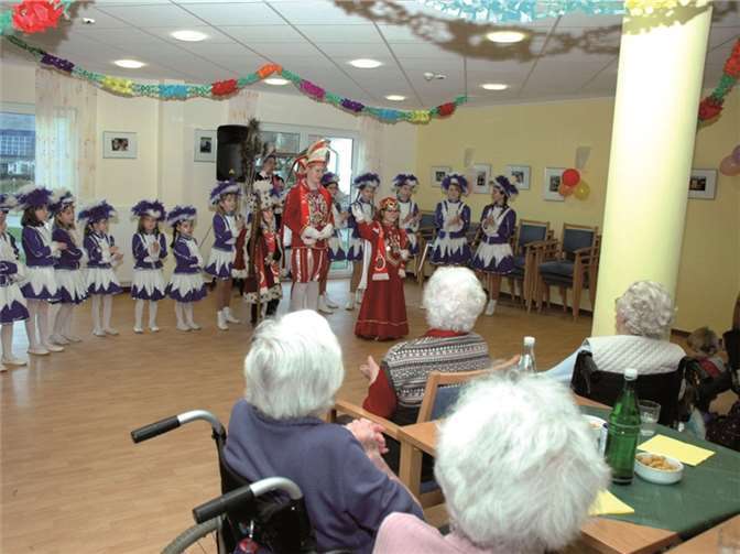Hoher Besuch hatte sich angekündigt - so feierten die Senioren im AltenahrerMaternus-Stift. UM