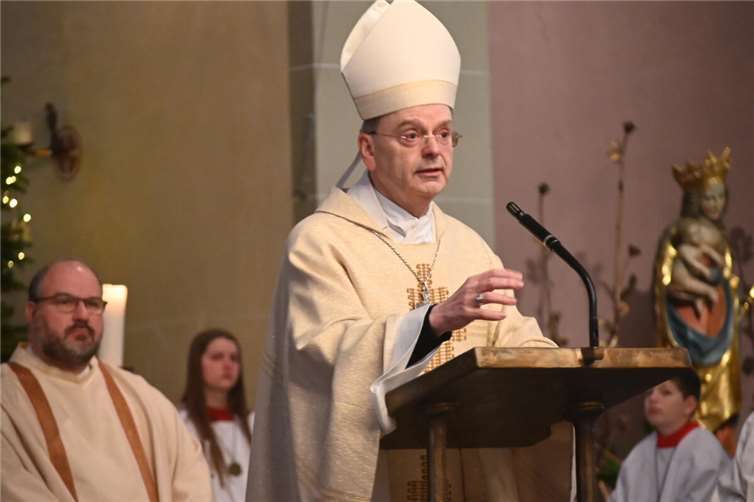 Hoher Besuch in Mayen: Der Trierer Weihbischof Robert Brahm leitete den Aussegnungsgottesdienst.