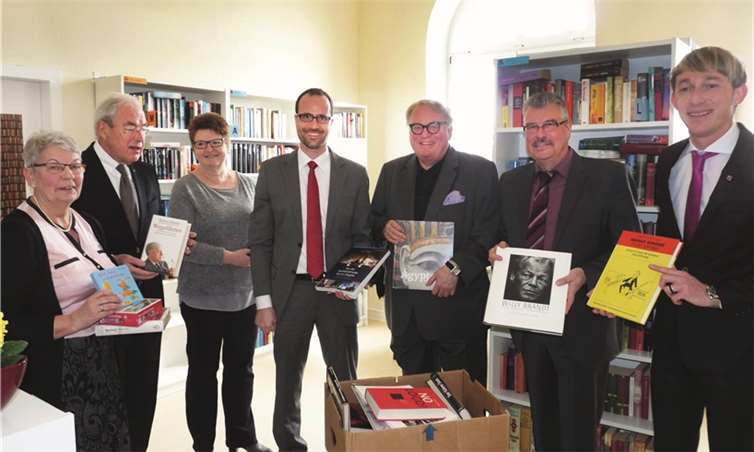 Hoher Besuch in der Mendiger Stadtbücherei (v.l.): Gisela Rösner, Gernot Mittler, Rita Ammel, Clemens Hoch, Walter Schumacher, Hans Peter Ammel und Marc Ruland. FRE