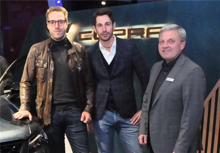 Hoher Besuch, v.l. SEAT Gebietsleiter Tobias Krüger, Nicola Borgo Produktmanager Cupra, und Scherer-Verkaufsleiter Rudi Giering.