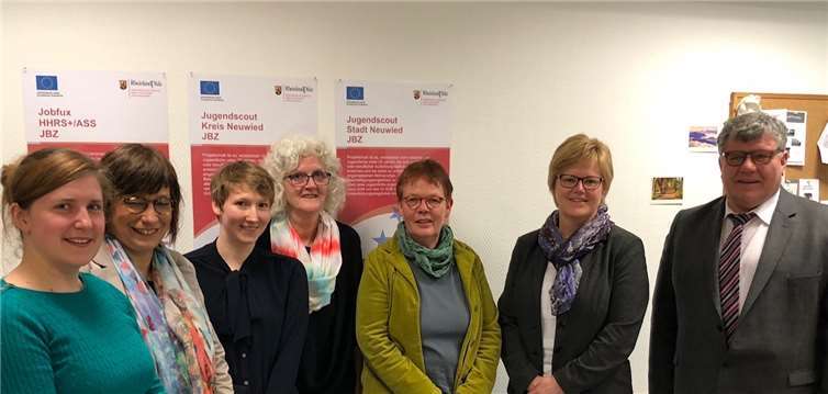 Hoher Besuch (von links): Erika Koch, Beate Zwick, Diana Will, Brigitte Wloch und Kriemhild Seegers vom Jugendberatungszentrum, Agnes Ulrich, die Leiterin Sozialabteilung der Kreisverwaltung, und der Erste Beigeordnete des Landkreises Neuwied ,Michael Mahlert.
