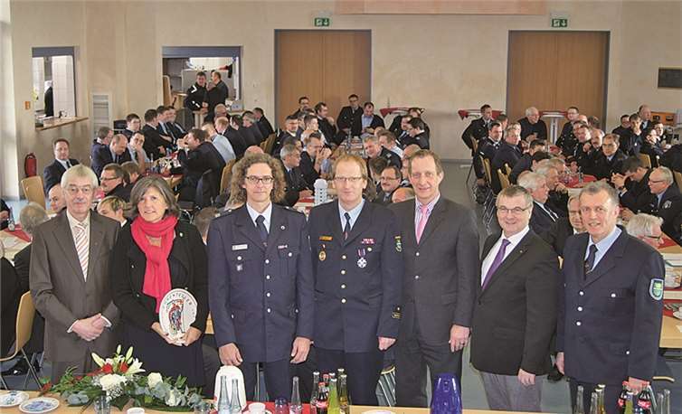 Hoher Besuch (von links): Michael Syré (Bürgermeister der Stadt Bendorf), Klaudia Engels, Vizepräsident Bernd Naunheim, Kreisfeuerwehrinspekteur Rainer Nell, Maximilian Mumm (Bürgermeister der Verbandsgemeinde Maifeld), Landrat Dr. Alexander Saftig und Vorsitzender Horst Helmes.Uli Walsdorf