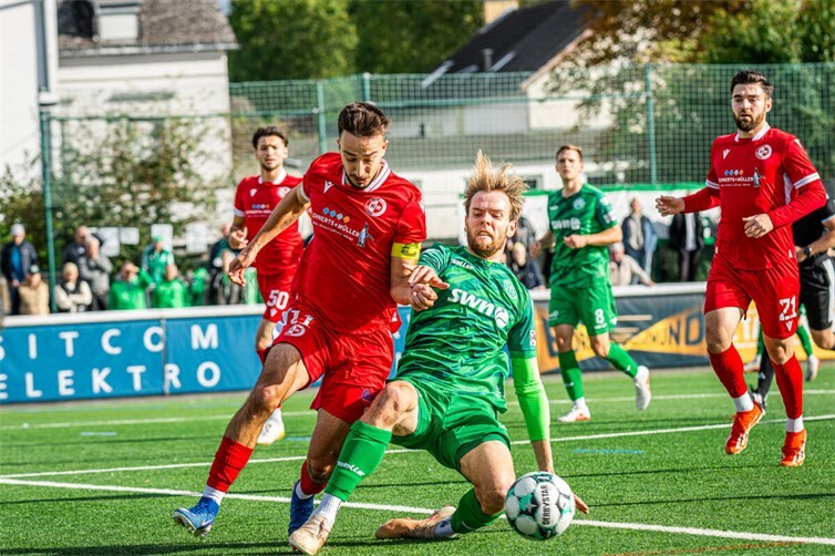 Hohes Tempo und intensive Zweikämpfe zeichneten die Partie aus. Hier erobert Nils Wambach den Ball mit einer Grätsche. 