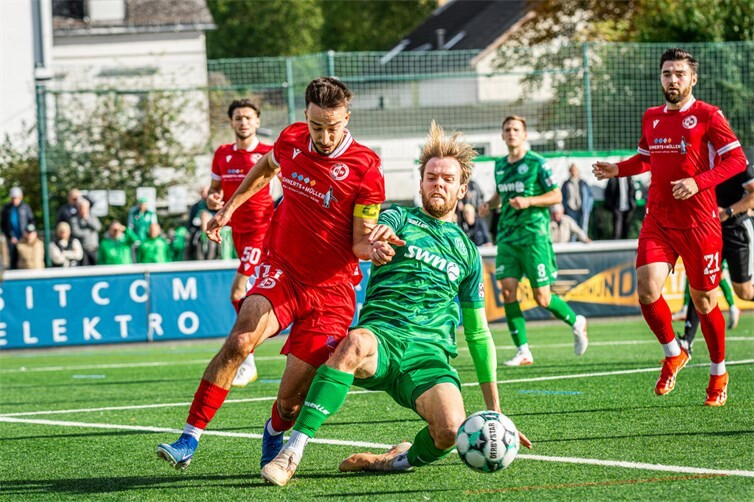 Hohes Tempo und intensive Zweikämpfe zeichneten die Partie aus. Hier erobert Nils Wambach den Ball mit einer Grätsche.