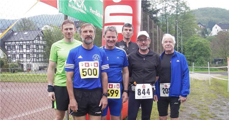 Holger Aretz, Wolfgang Meyer, Jürgen Riske, Peter Schmitz, Jürgen Wolff und Josef Schröde (v. l.) trotzten jedem Wetter.