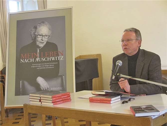 Holger Banse las vor Schülern aus seiner Biographie über Rachel Grünebaum „Mein Leben nach Auschwitz“. privat