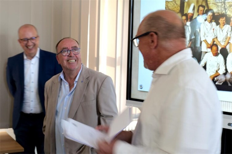 Holger Brandt, kaufmännischer Direktor der Barmherzigen Brüder Saffig (rechts), fand in seiner Abschiedsrede warme Worte für den scheidenden Küchenchef Frank Will (Mitte).