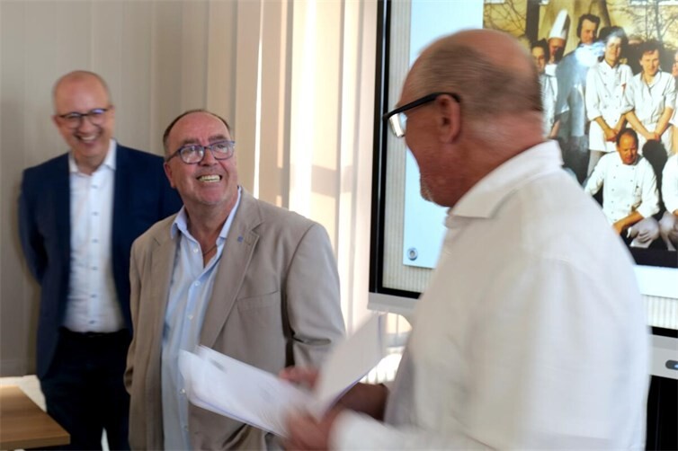 Holger Brandt, kaufmännischer Direktor der Barmherzigen Brüder Saffig (rechts), fand in seiner Abschiedsrede warme Worte für den scheidenden Küchenchef Frank Will (Mitte).