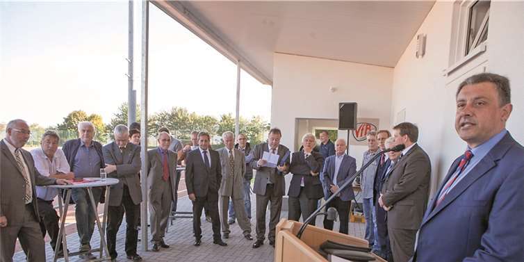 Holger Bucher, der Vorsitzende des VfB Lantershofen, begrüßte zahlreiche Ehrengäste zur Einweihung des neuen Sportheims. -Jost-