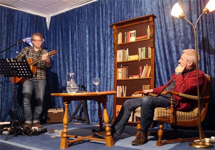 Holger Buhr intoniert die Lieblingslieder des Hauptprotagonisten Ronny Berger. privat