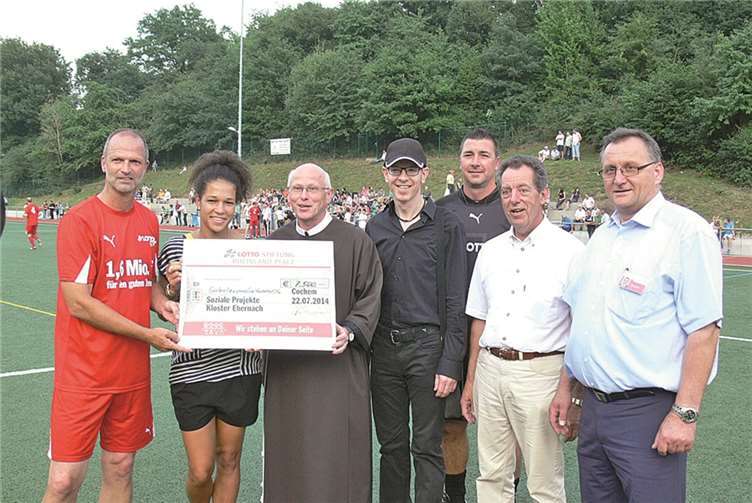 Holger Fach, Spielführer der Lotto-Elf und Fußball-Europameisterin Celia Sasic (v.l.) übergeben den Spendenscheck für das Kloster Ebernach.TE