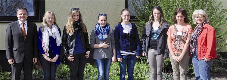 Holger Jung (1.v.l.), Erster Beigeordneter der Stadt Meckenheim, begrüßte die jungen Damen im Meckenheimer Rathaus. Betreut wurden die Schülerinnen am Girls´ Day von der Gleichstellungsbeauftragten der Stadt Meckenheim, Bettina Hihn (1.v.l.).Stadt Meckenheim
