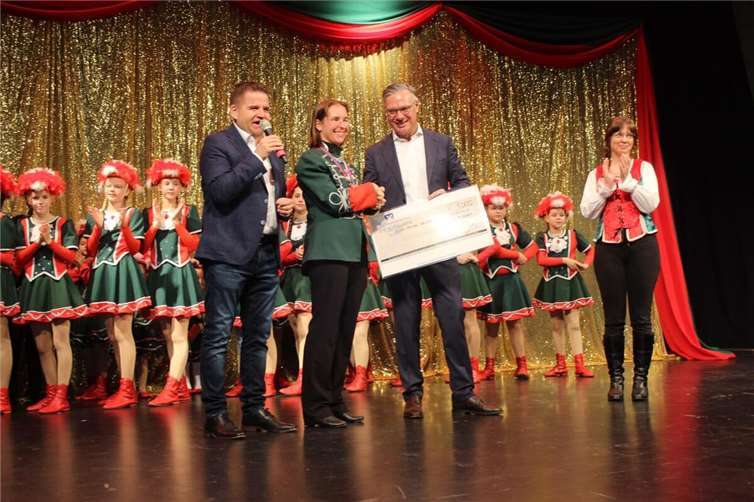 Holger Jung, Sandra Schüller (Stadtgarde Meckenheim), Burchard Kraus und Bettina Ammermann (Stadt Garde Meckenheim). Außerdem ist die Kinder- und Jugendgarde der Stadt Garde Meckenheim zu sehen.Foto: Bürgerstiftung Meckenheim