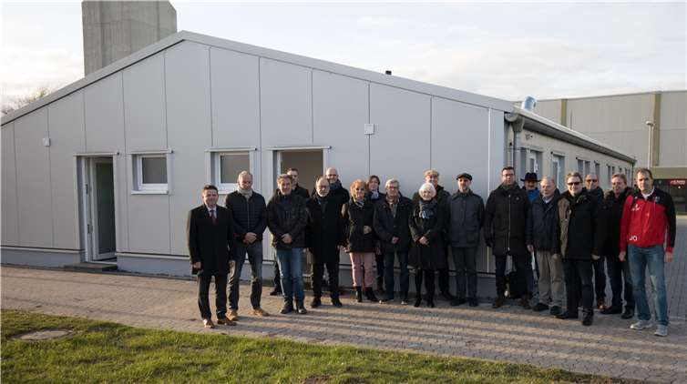 Holger Jung, Udo Kolberg, Christoph Weyer und Heinz-Peter Witt übergaben feierlich die neuen Außenumkleiden.Fotos: CEW