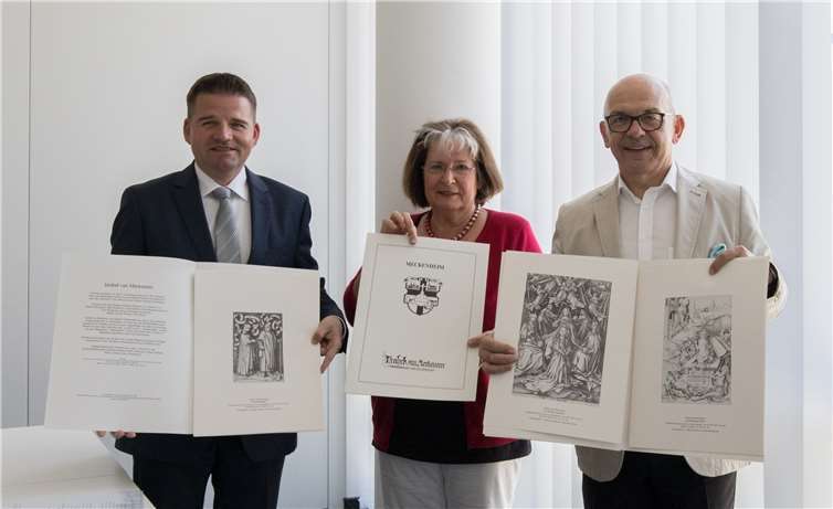 Holger Jung (li.), Dieter Ohm und Heide Simm zeigen einige Stiche des bekannten Meckenheimer Sohns. Foto: CEW